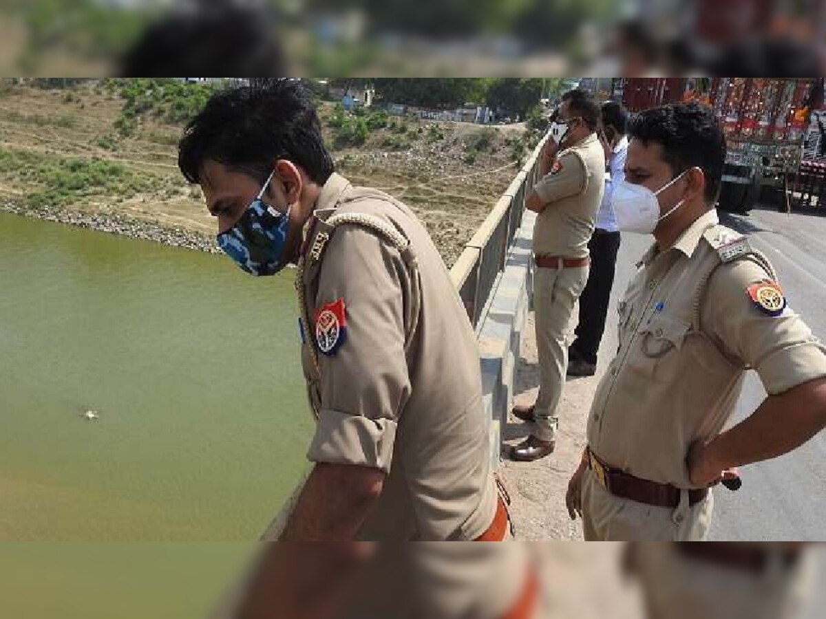 हमीरपुर जिले में यमुना की जल धारा में एक साथ दर्जन भर शवों को उतराते देखे गए.