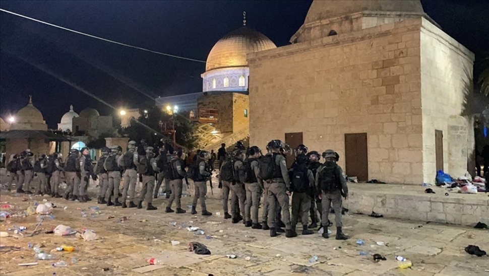 मस्जिद अल-अक्सा में फलस्तीनियों और इजराइल पुलिस के बीच झड़प, कई लोग घायल