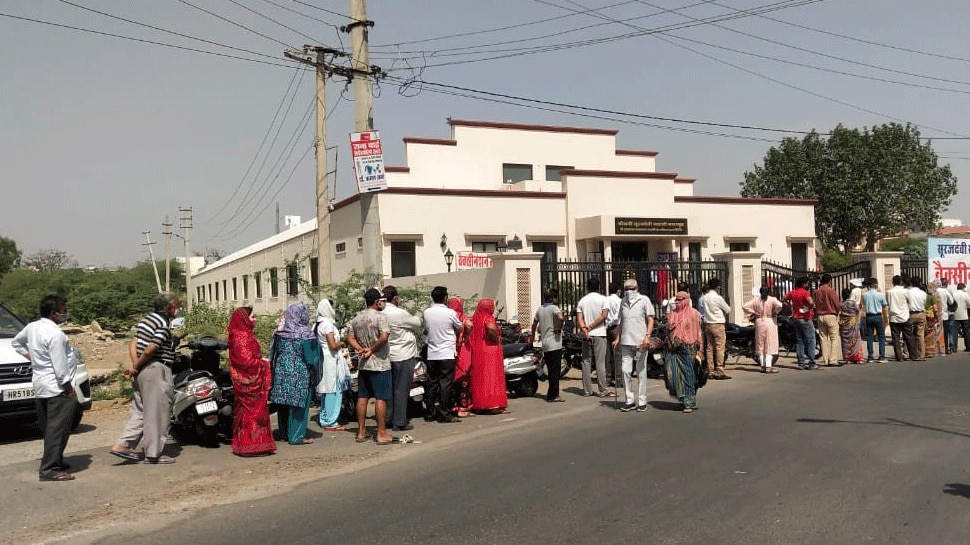 Ajmer के Kasturba Gandhi Hospital में Vaccination को लेकर हंगामा, लोग बोले- भटका रहे 