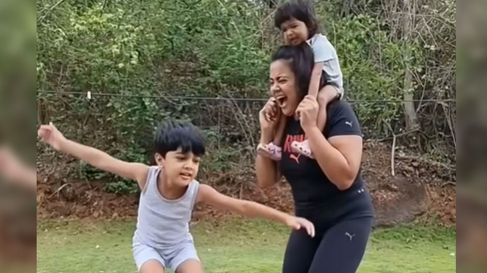 Sameera Reddy ने कोविड पर पाई जीत, अब बच्चों संग कर रहीं मस्ती- VIDEO