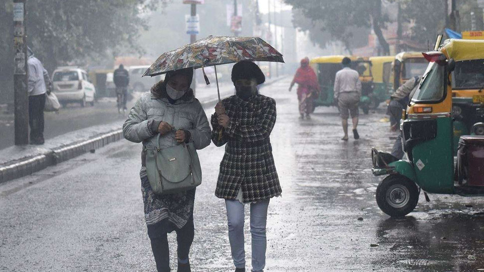 Latest Weather Update: Delhi-NCR के इलाकों में बदला मौसम, तेज हवाओं के साथ हुई जोरदार बारिश