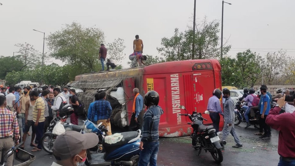 Accident: बारिश से Noida में पलटी स्लीपर कोच बस, सड़क पर मच गई चीख-पुकार