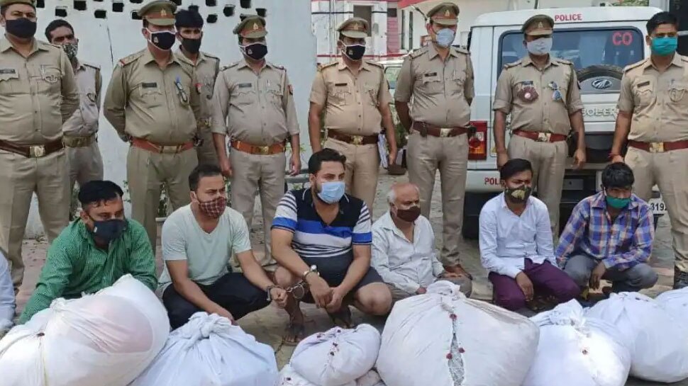 Baghpat: कब्रिस्तान और श्मशान से चुराते थे कफन और कपड़े, 10 साल से कर रहे थे इंसानियत को शर्मसार