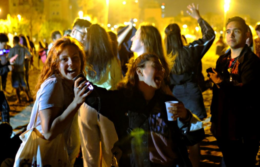 Spain में 6 महीने बाद खत्म हुआ Lockdown, जश्न मनाने सड़कों पर उतरे लोग