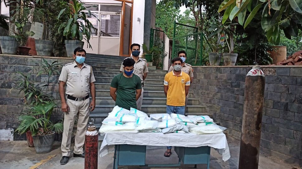 दिल्ली में Oxygen की कालाबाजारी करने वाले 2 आरोपी गिरफ्तार, सख्ती के बाद कबूला गुनाह