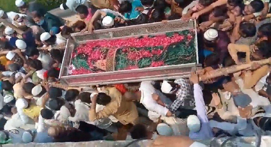 बदायूं में मुस्लिम धर्मगुरु के जनाजे में उमड़ी हजारों की भीड़, पुलिस ने दर्ज की FIR