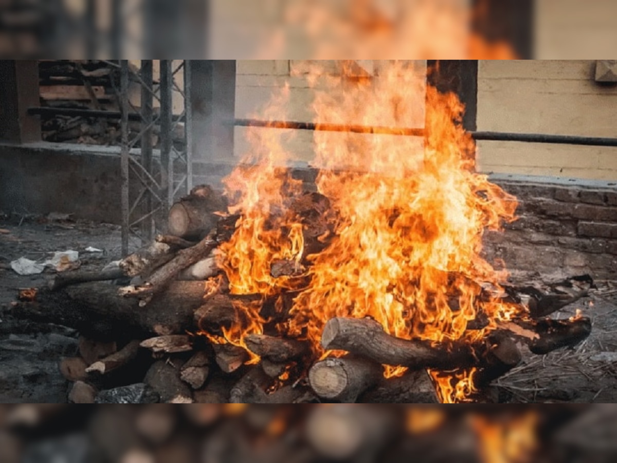 बेतिया में श्मशान की स्थिति सही न होने से लोगों को शव जलाने में भारी परेशानी हो रही (सांकेतिक फोटो)