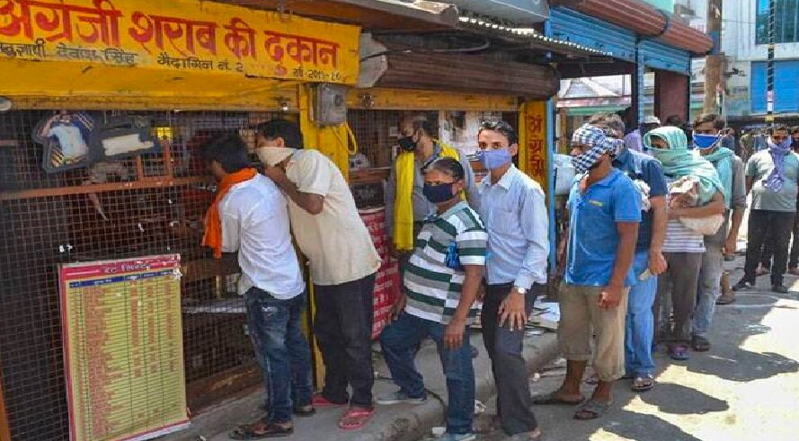 उत्तर प्रदेश में खुली शराब की दुकानें, जानिए किन जिलों में शुरू हुई बिक्री