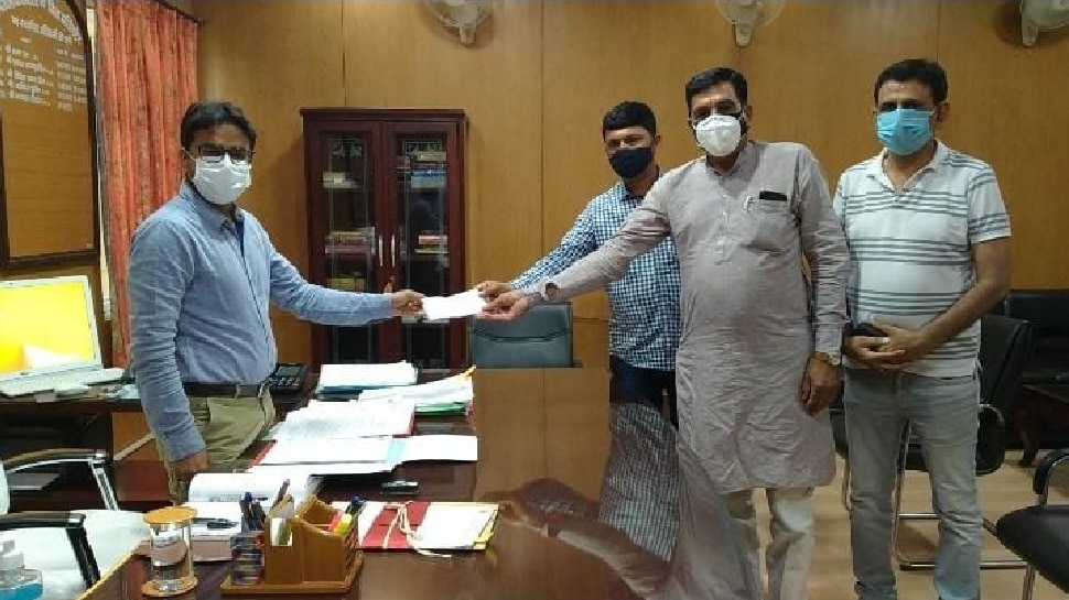 सरकार के आर्थिक सहयोग लिए सरपंच भी आए आगे, सत्यपाल व्यास ने दिया 1 लाख का चैक