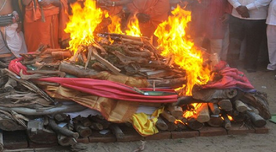 मानवता की मिसाल, कोल्हापुर में मुस्लिम महिला ने किया बुजुर्ग हिन्दू व्यक्ति का दाह-संस्कार