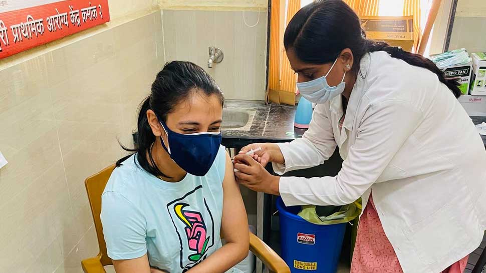 Virat Kohli और Jasprit Bumrah के बाद Smriti Mandhana ने भी लगवाई Corona Vaccine