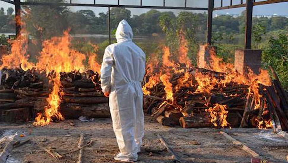 मुस्लिम नौजवानों ने पेश की मिसाल, सब्जी बेचने वाले की लाश को दिया कंधा, कराया अंतिम संस्कार