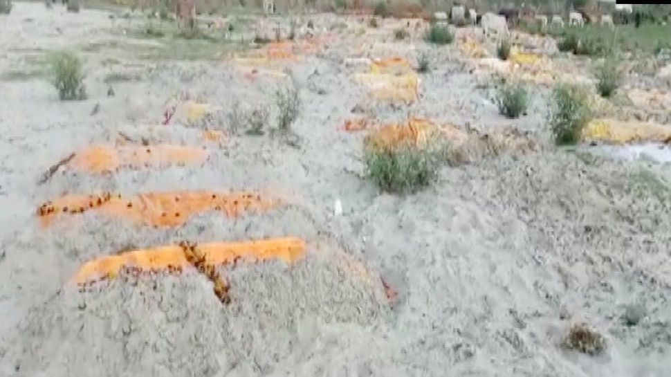 उन्नाव में गंगा नदी के किनारे रेत में दफन मिली कई लाशें, लोगों में सनसनी
