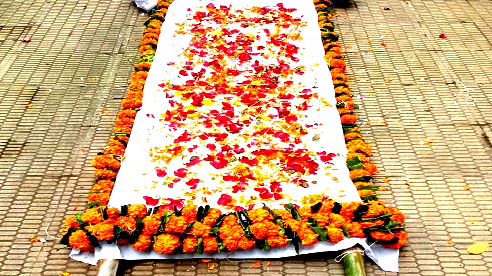 कुदरत का करिश्मा: अचानक जी उठी महिला, घरवाले कर रहे थे 'अंतिम संस्कार' की तैयारी