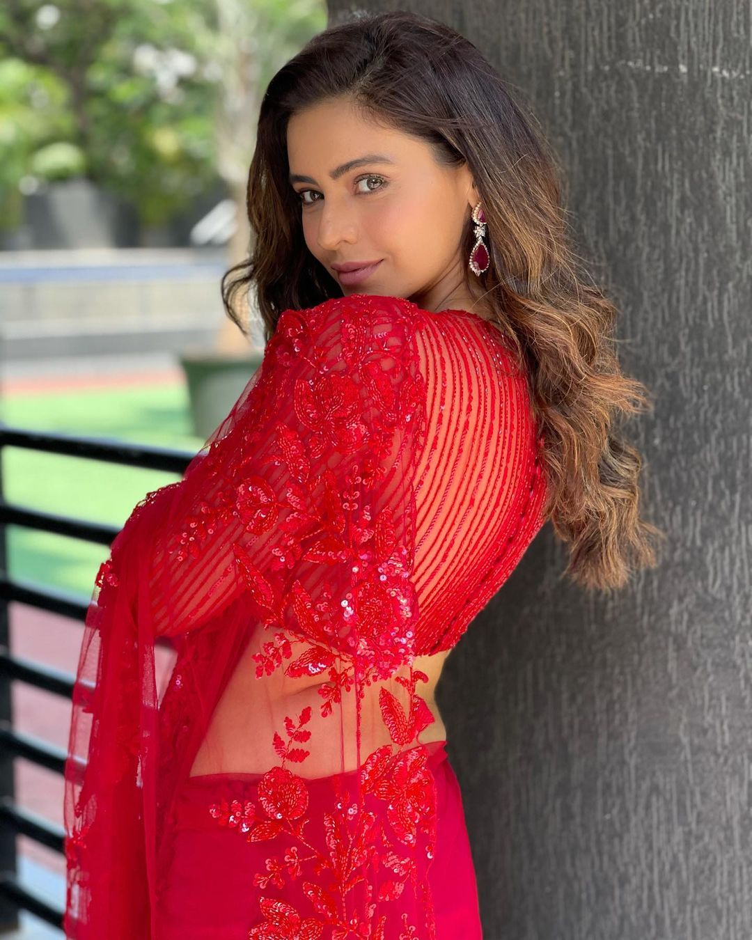 मैचिंग ईयररिंग्स Aamna Sharif Instagram