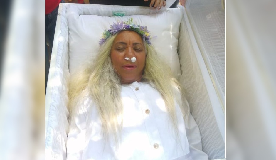 खुद को ताबूत में रखकर किया अंतिम संस्कार Last rites performed by placing himself in a coffin