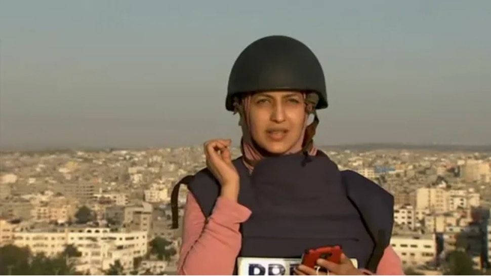 Gaza City में Female Journalist से कुछ ही दूरी पर गिरा Rocket, लेकिन इसके बावजूद बंद नहीं की Live Reporting