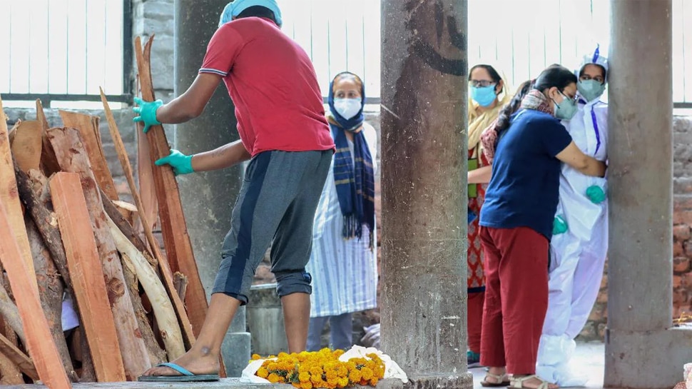 Covid-19 Update: लगातार तीसरे दिन कोरोना से मौत का तांडव जारी, 24 घंटे में 3999 लोगों की गई जान, 3.43 नए केस आए सामने