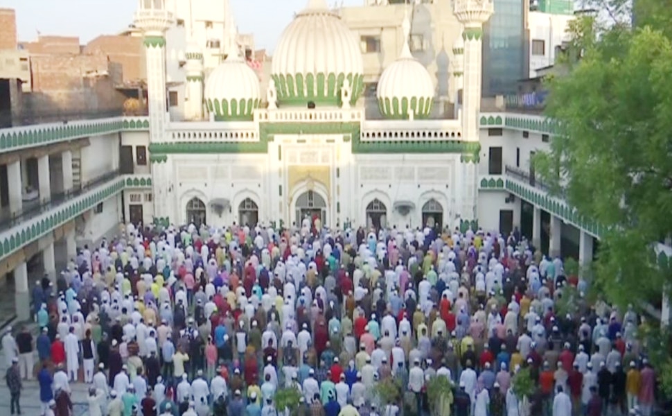 Eid 2021: मुल्क भर में बेहद सादगी से मनाया जा रहा है ईद उल फितर का त्योहार