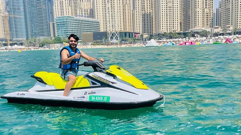 Dubai में यूं इंजॉय कर रहे Rashid Khan, Photo देख ये महिला क्रिकेटर बोलीं-  मैं भी चलूं