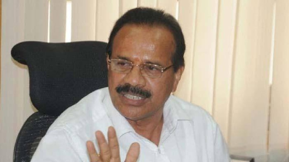 Covid Vaccine की कमी के सवाल पर भड़के Sadananda Gowda, कहा- 'फांसी लगा लें क्या'