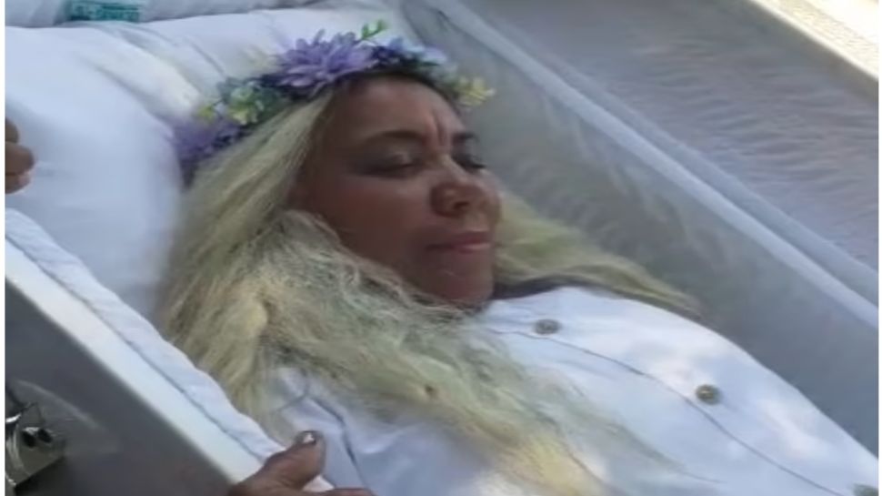 ये कैसी सनक? Woman rehearses for her own funeral