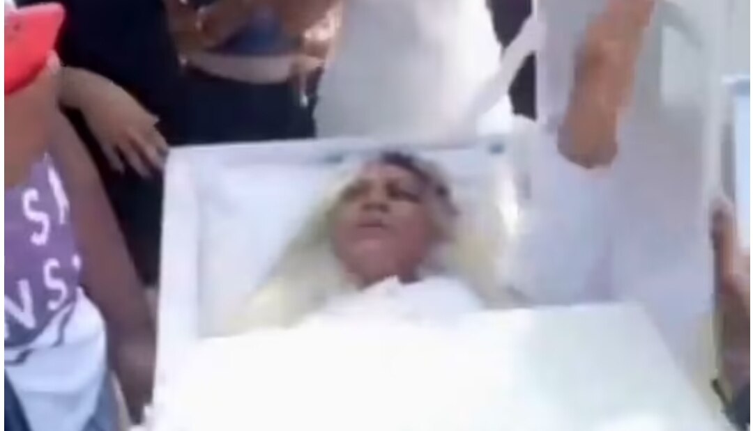 4 hours lying on coffin चार घंटों तक ताबूत में पड़ी रही