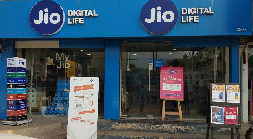 Jio यूजर्स को बड़ा तोहफा, कोरोना काल में एक महीने के रिचार्ज पर एक महीने का रिचार्ज फ्री