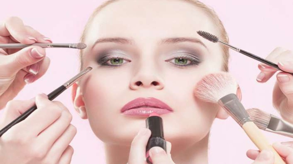 Summer Makeup Tips know here Easy tips for summer makeup brmp | Summer Makeup  Tips :गर्मियों में मेकअप करते वक्त इन बातों खा ख्याल रखें आप, खूबसूरती में  आ जाएगा डबल निखार |
