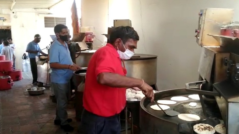 जो कल तक सड़कों पर मांगते थे भीख, आज हजारों को परोस रहे हैं 2 वक्त का निवाला