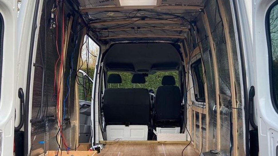 अपनी वैन में कई शहर घूम चुकी हैं Many cities have roamed in her van