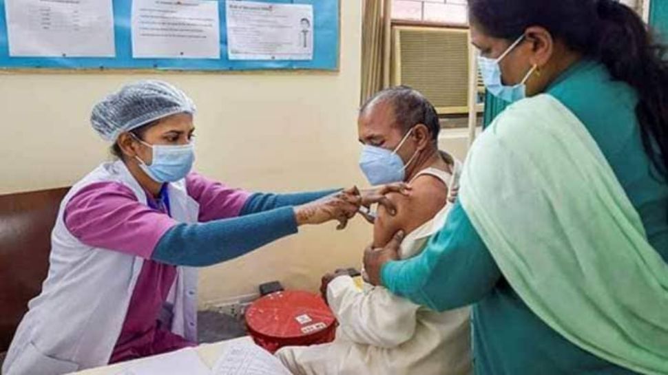 Coronavirus: स्वास्थ्य कर्मियों को वैक्सीन लगाने में दिल्ली फिसड्डी, सिर्फ 78 फीसदी को लगे टीके