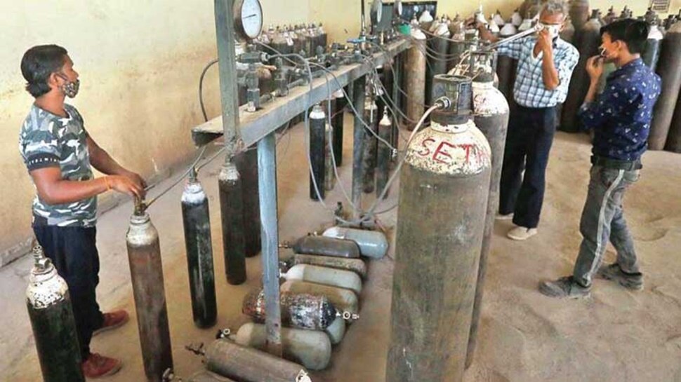 मालिक ने कर्मचारियों को दी 'थर्ड डिग्री' बर्फ पर खड़ाकर जमकर पीटा, मुंह में डाली मिर्ची, जानिए क्यों