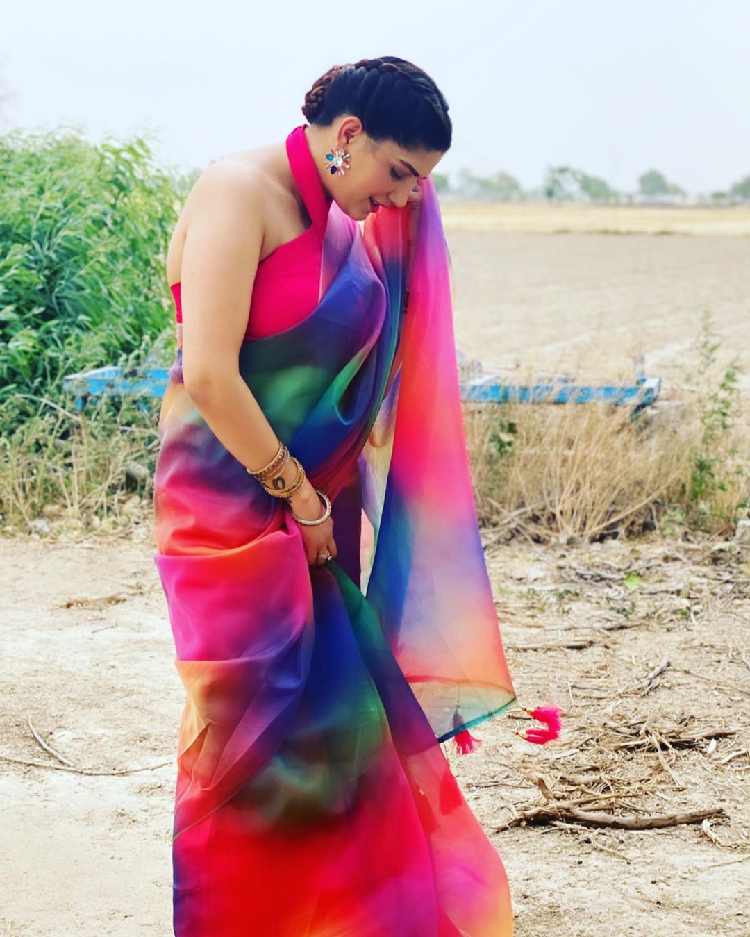 Sapna Choudhary looking so beautiful in Multicolor Saree- See Photo | Sapna Choudhary ने खेतों में यूं लहराया पल्लू, PHOTOS देख लट्टू हो गए फैंस | Hindi News,