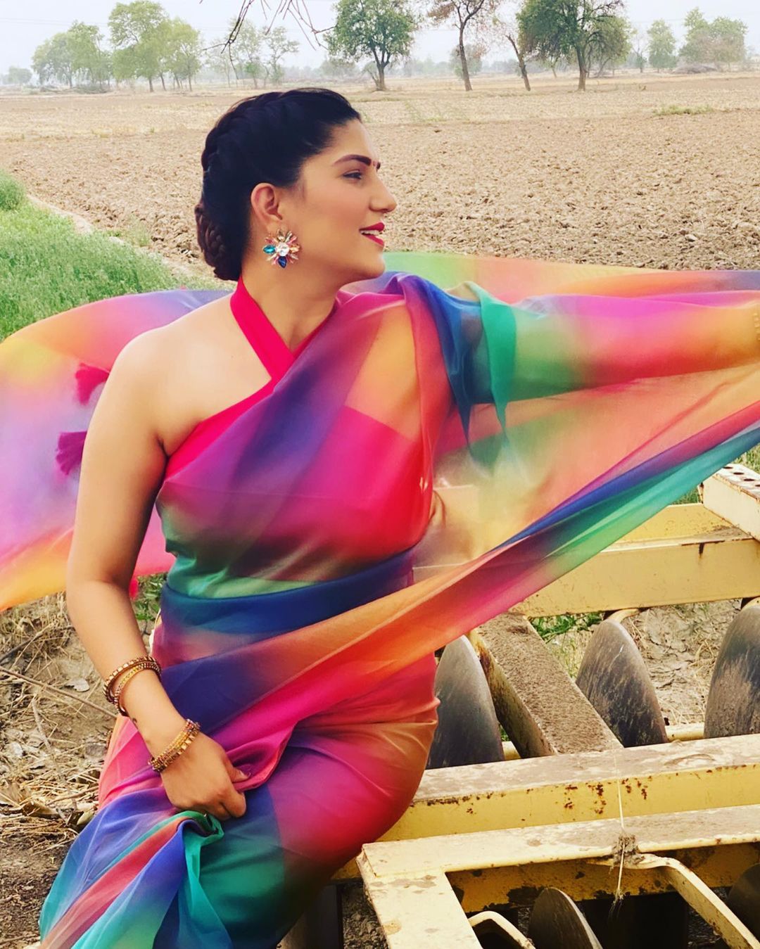 Sapna Choudhary looking so beautiful in Multicolor Saree- See Photo | Sapna Choudhary ने खेतों में यूं लहराया पल्लू, PHOTOS देख लट्टू हो गए फैंस | Hindi News,