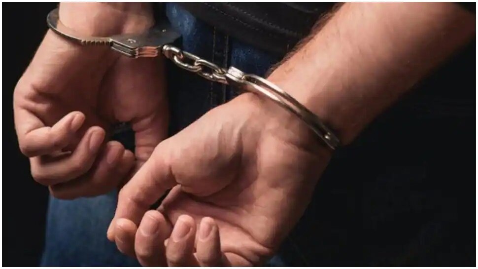 Bettiah: Lockdown में कपड़े बेचना पड़ा महंगा! दुकान सील, दो गिरफ्तार