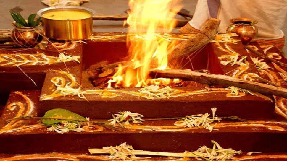 कोरोना से मुक्ति के लिए किया गया 11 दिवसीय यज्ञ, मंत्रोच्चार द्वारा हवन में दी गई आहूतियां कोरोना से मुक्ति के लिए किया गया 11 दिवसीय यज्ञ, मंत्रोच्चार द्वारा हवन में दी गई आहूतियां
