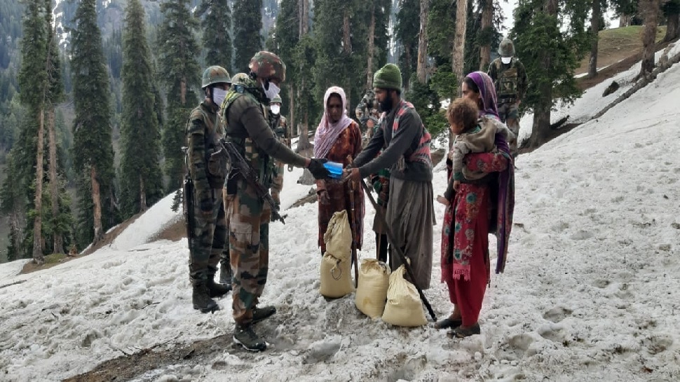 Jammu-Kashmir: बर्फ में फंसे इस डेरे के लिए संकट मोचक बनी Army, 11 हजार फीट पर पहुंची मदद लेकर