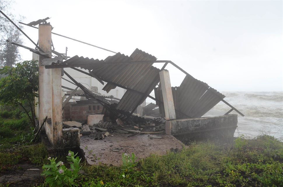 Cyclone Tauktae leaves behind trail of destruction karnatka