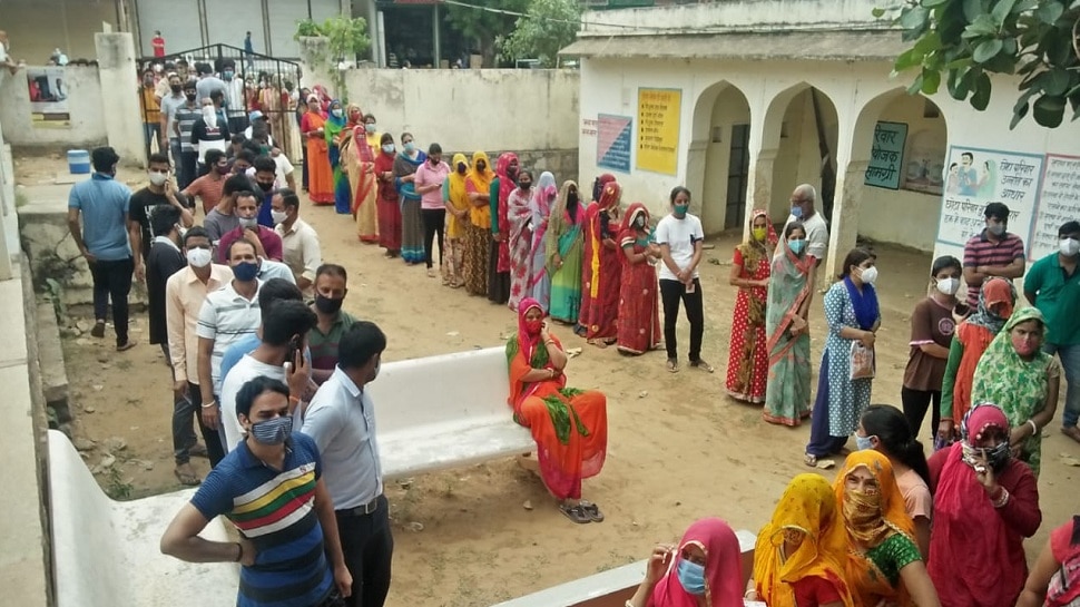 Vaccination Center पर कहीं Corona गिफ्ट ना मिल जाए! भीड़ को रोकने वाला भी कोई नहीं