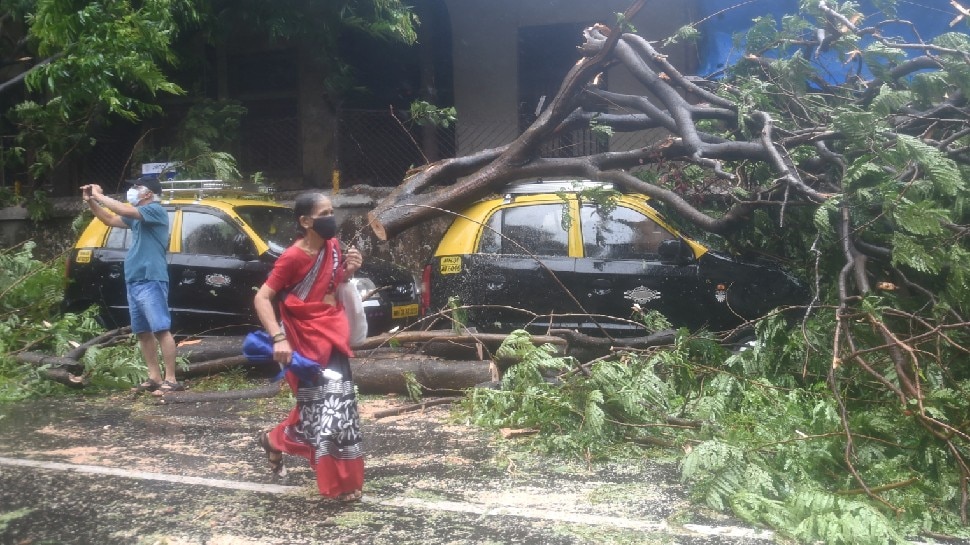 Cyclone Tauktae Live Updates: चक्रवात तौकते ने मुंबई में बरपाया कहर, शाम तक पहुंचेगा गुजरात, राजस्थान अलर्ट मोड पर