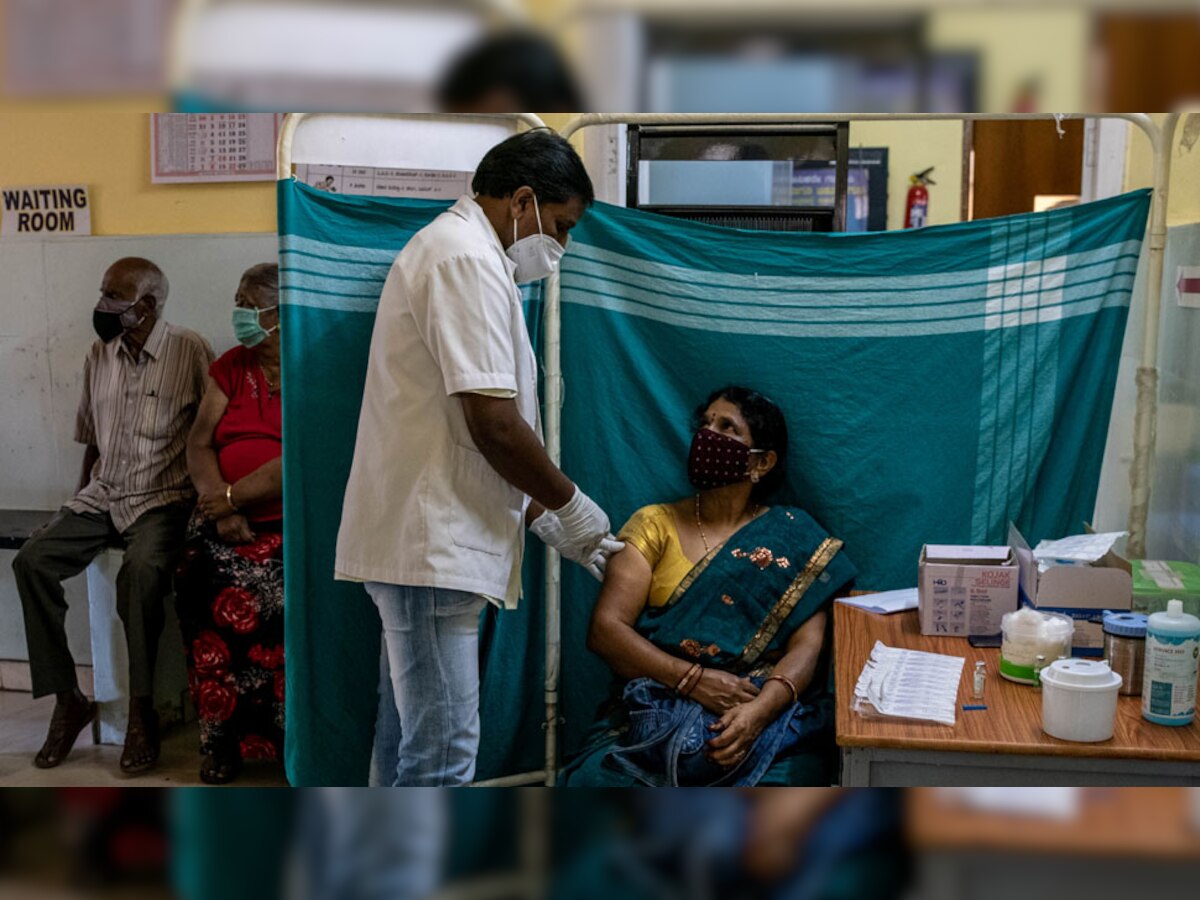 बेंगलुरु में कोरोना वैक्सीन लगवाती हुई महिला (साभार रायटर)