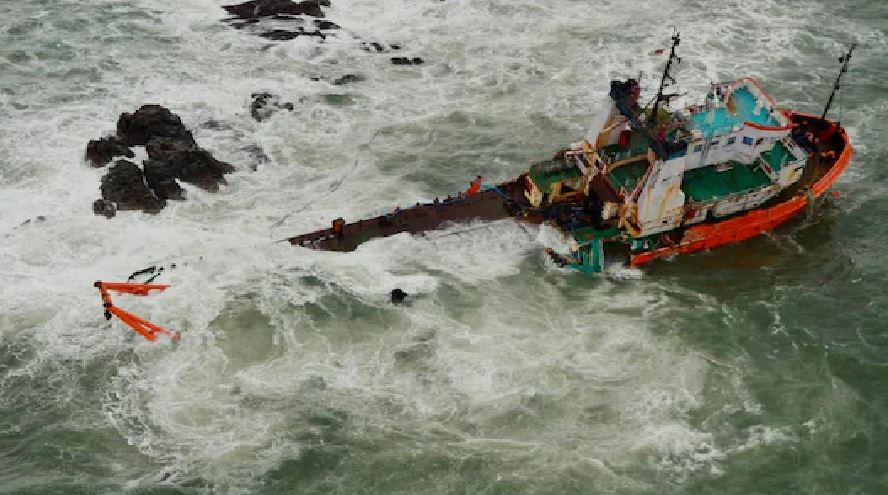 Tauktae Cyclone: तूफान में फंसी कई बड़ी नावें, नौसेना ने बचाई 146 लोगों की जानें