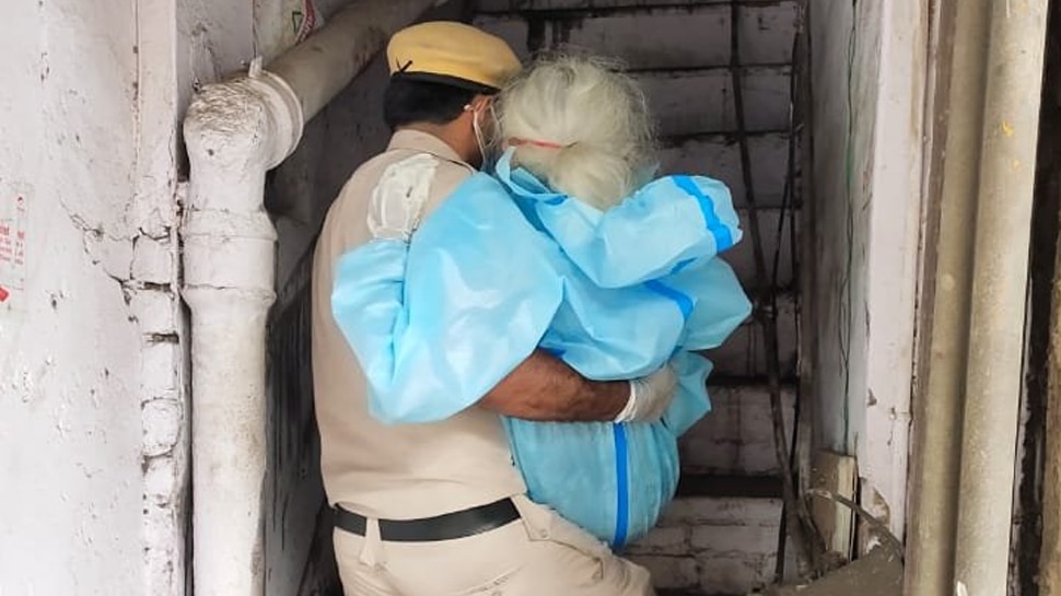 जरूरतमंद लोगों का अक्सर करते हैं मदद Often help the needy people