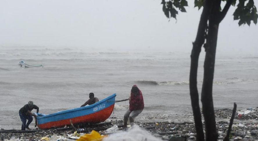 'ताउते' चक्रवात में फंसकर डूबा भारतीय जहाज, 130 लोग लापता