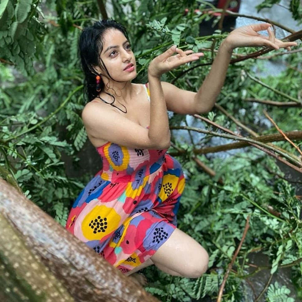 दीपिका सिंह की अदाएं Deepika Singh during storm