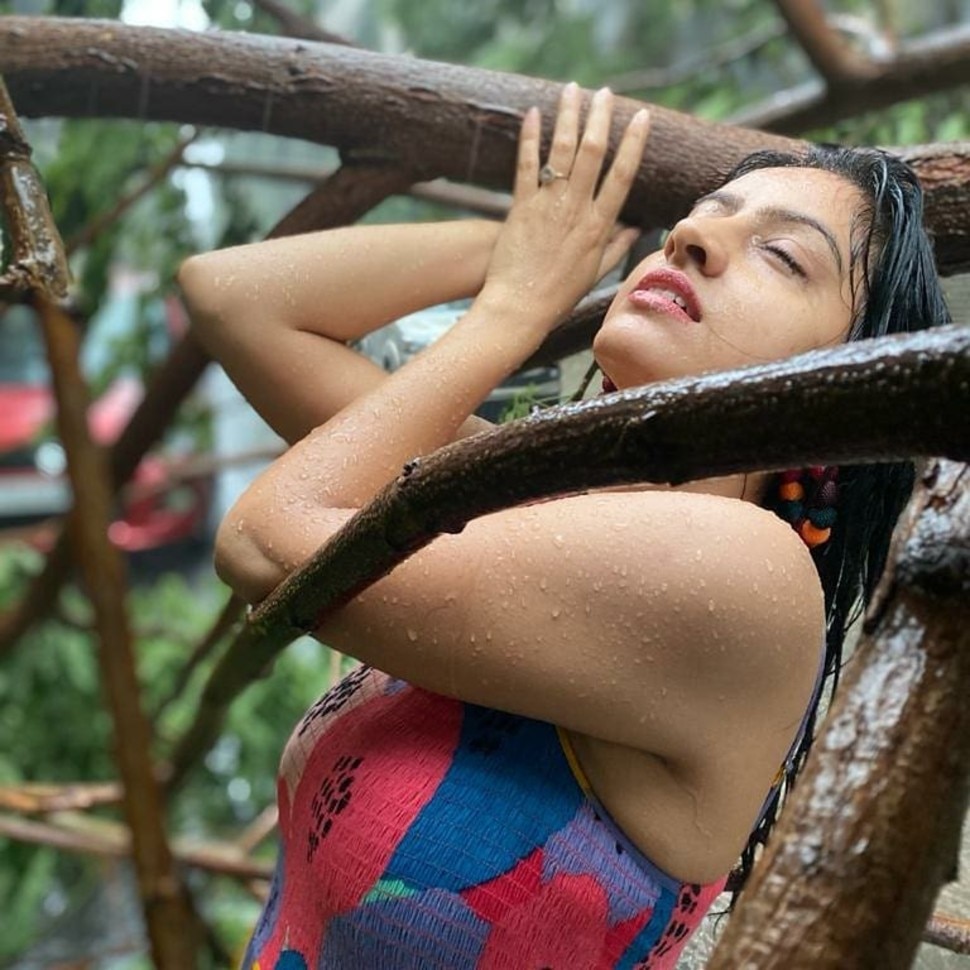 टूटे पेड़ के बीच दिए पोज Deepika Singh in rain