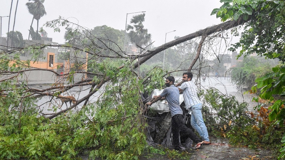 Cyclone Tauktae Live Update: गुजरात में चक्रवात ताउ-ते का कहर, 3 की मौत; हजारों घर तबाह