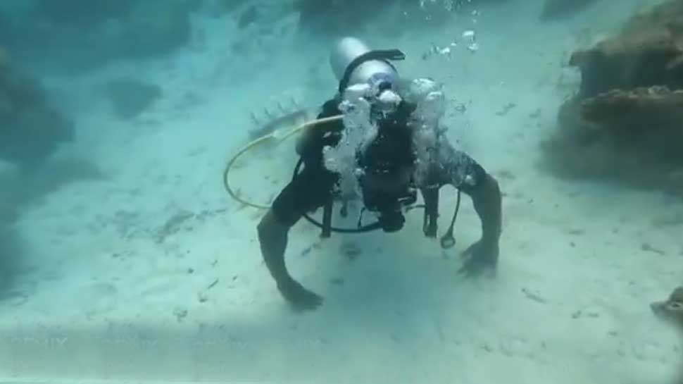 Maldives के नीले समंदर में Chris Gayle ने दिखाया Swag, पानी के अंदर किया Push-ups