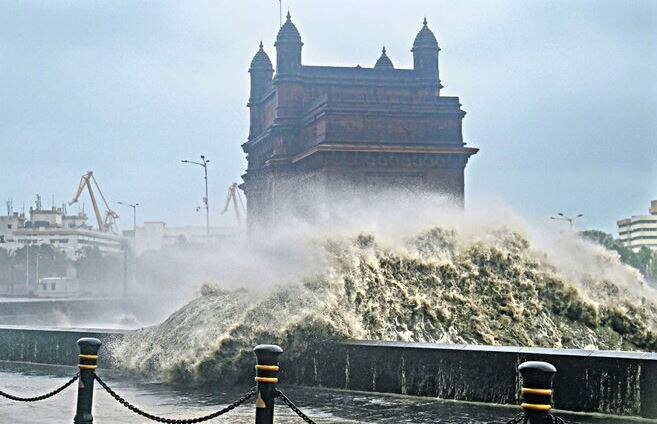 Cyclone Tauktae: महाराष्ट्र, गुजरात में भारी तबाही मचाकर तूफान राजस्थान की ओर बढ़ा